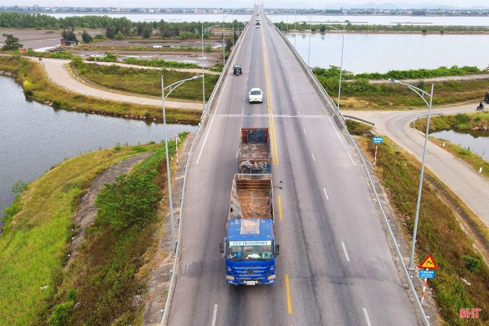 Tuyến đường ven biển đoạn qua địa bàn tỉnh Hà Tĩnh (gọi tắt là đường ven biển Hà Tĩnh) thuộc Quy hoạch chi tiết đường bộ ven biển Việt Nam đã được Thủ tướng Chính phủ phê duyệt tại Quyết định số 129 ngày 18/1/2010. Đến nay, tuyến đường đã được đầu tư cơ bản hoàn thành với quy mô tối thiểu đường cấp 3 đồng bằng, 2 làn xe và bàn giao đưa vào sử dụng trong giai đoạn 2014 - 2022.
