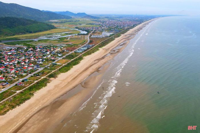Tuyến đường còn tạo thành trục dọc kết nối liên tục Khu kinh tế Vũng Áng của tỉnh Hà Tĩnh với các khu kinh tế phía Đông Nam của tỉnh Nghệ An, các trung tâm hành chính, khu du lịch ven biển.