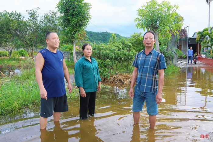Ông Nguyễn Xuân Hảo (áo sọc) chia sẻ về tình trạng ngập lụt giữa mùa hè. Ảnh chụp ngày 1/7/2026.