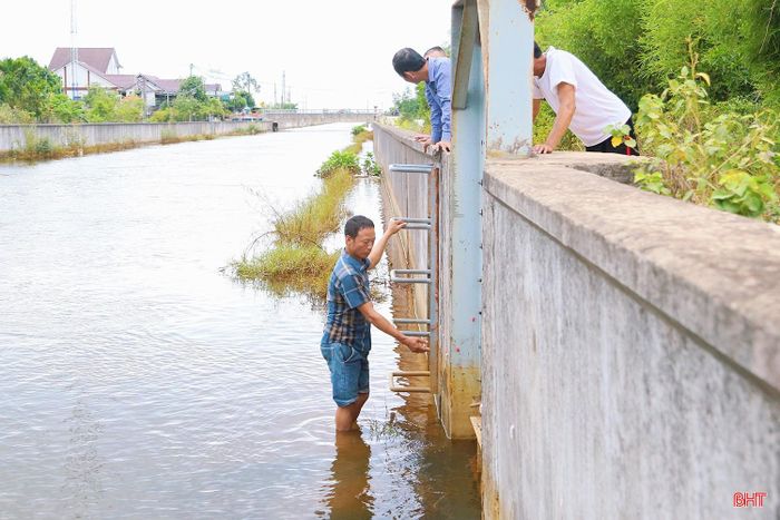 Hệ thống kênh Ngàn Trươi phục vụ tưới tiêu cho hàng trăm héc-ta đất nông nghiệp và được bố trí một số cống tiêu thoát lũ.