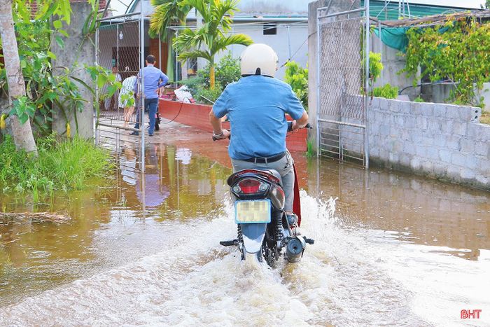 Ngập úng khiến việc di chuyển của người dân xã Trường Lưu gặp nhiều khó khăn.
