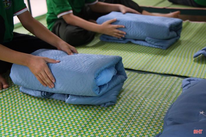 Các "chiến sĩ nhí" bắt đầu những bài học đầu tiên bằng việc tự tay gấp chăn màn.