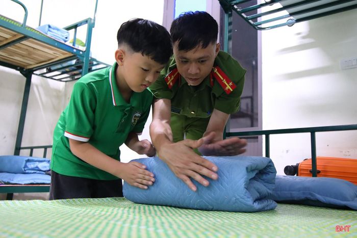 Chiến sĩ công an luôn theo sát để hướng dẫn các em thực hiện.
