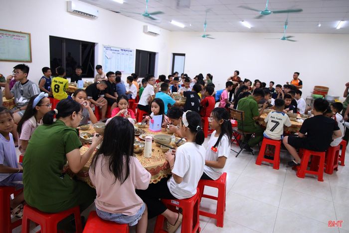 Những trải nghiệm "cùng ăn, cùng ngủ, cùng rèn luyện" giúp các em thêm gắn kết như một gia đình.