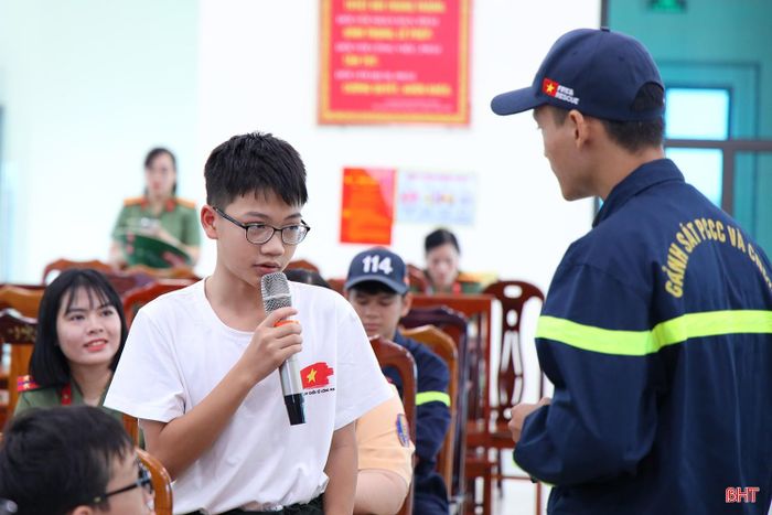 Trong 1 tuần tại trại hè, các em nhỏ cũng được học hỏi nhiều kiến thức bổ ích và thiết thực như: kỹ năng phòng cháy chữa cháy; an toàn giao thông; an toàn nơi công cộng; an toàn khi sử dụng Internet,...