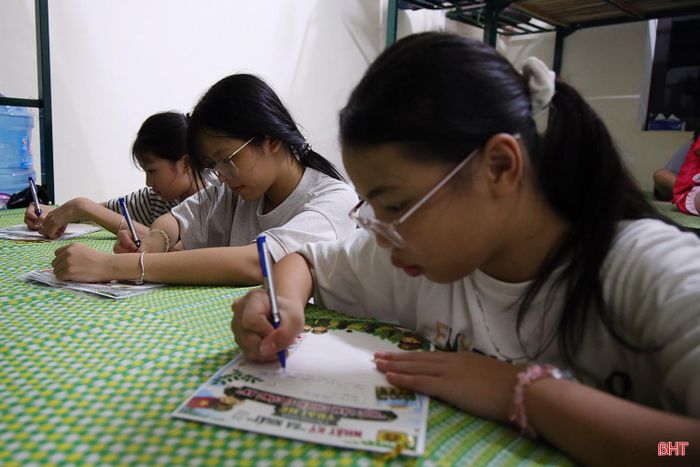 Cuối ngày, mỗi bạn đều chăm chú viết nhật ký, tự nhìn lại hành trình vượt qua giới hạn của bản thân và cảm nhận sự trưởng thành qua từng ngày.