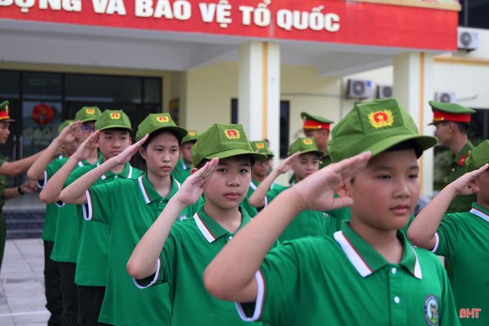 Huấn luyện viên uốn nắn từng bàn tay, khuỷu tay chuẩn xác để "chiến sĩ nhí" có được tư thế chào tay đúng điều lệnh nhất.
