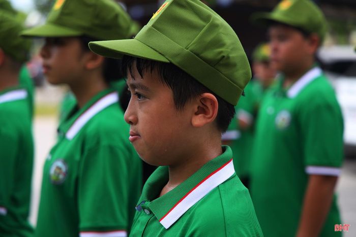 Dù đã thấm mệt nhưng các em vẫn tập trung cao độ, nỗ lực hoàn thành từng động tác.