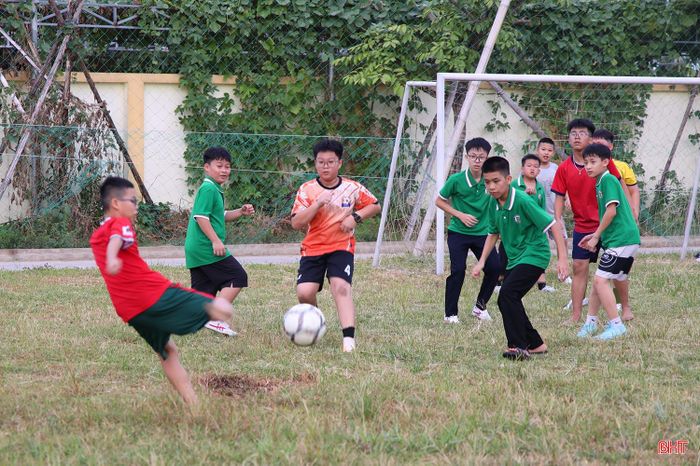 Chuỗi hoạt động rèn luyện thể chất toàn diện ngoài trời thử thách sức bền và tinh thần vượt khó của toàn đội.