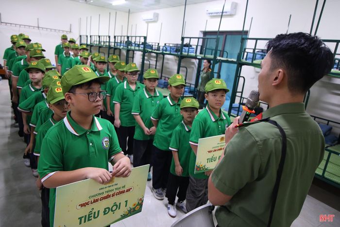 Sự nghiêm túc hiện rõ trên khuôn mặt của các em khi học cách điều chỉnh từng tác phong đi đứng, lời ăn tiếng nói chuẩn mực.