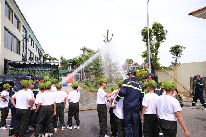 Các học viên hồi hộp nhưng đầy tự tin khi "hóa thân" thành chiến sĩ cảnh sát PCCC