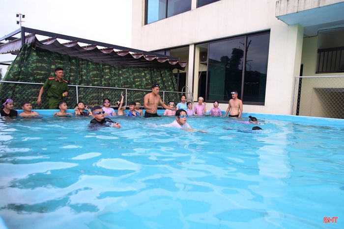 Các "chiến sĩ nhí" hào hứng tham gia buổi học bơi và trang bị kỹ năng phòng chống tai nạn thương tích, đuối nước dưới sự giám sát chặt chẽ.