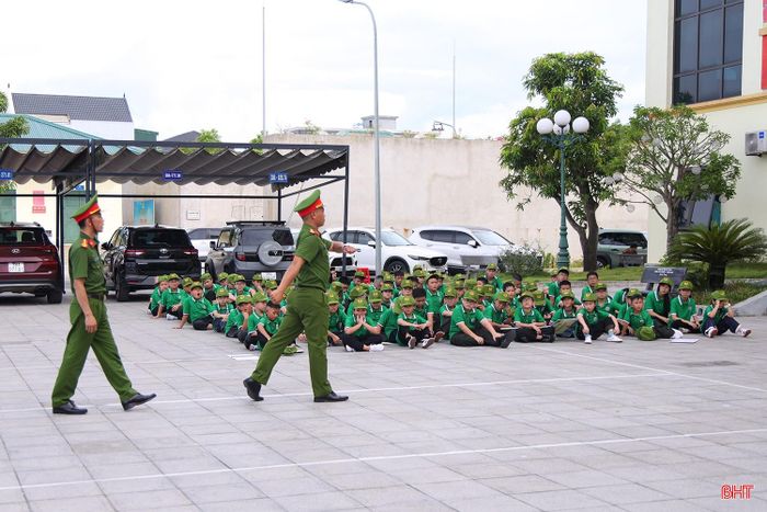 Các em được hướng dẫn từng động tác điều lệnh đội ngũ cơ bản, đặt nền móng cho tinh thần kỷ luật.