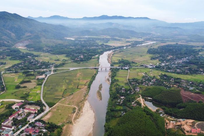 Sông Ngàn Phố có chiều dài hơn 80 km, bắt nguồn từ núi Giăng Màn thuộc dãy Trường Sơn, chảy qua nhiều địa phương của huyện Hương Sơn (cũ) trước khi hợp lưu với sông Ngàn Sâu tại ngã ba Tam Soa để hình thành sông La. Không chỉ giữ vai trò quan trọng trong việc tiêu thoát lũ, cấp nước phục vụ sản xuất nông nghiệp và đời sống dân sinh, dòng sông còn là tuyến giao thông đường thủy, gắn bó mật thiết với sinh kế của người dân ven sông.