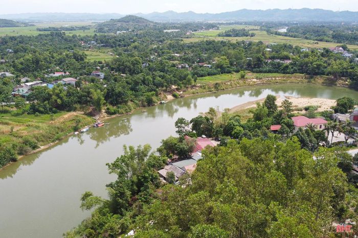 Trước thực trạng đó, UBND tỉnh Hà Tĩnh đã phê duyệt danh mục gồm hai dự án nạo vét sông Ngàn Phố với tổng chiều dài gần 33 km, dự kiến triển khai trong giai đoạn 2026-2028. Dự án được thực hiện theo quy định tại Nghị định số 57/2024/NĐ-CP của Chính phủ, với mục tiêu khôi phục chuẩn tắc luồng tuyến, nâng cao năng lực khai thác giao thông đường thủy nội địa, tăng khả năng tiêu thoát lũ, đồng thời kết hợp thu hồi sản phẩm nạo vét theo đúng quy định của pháp luật.