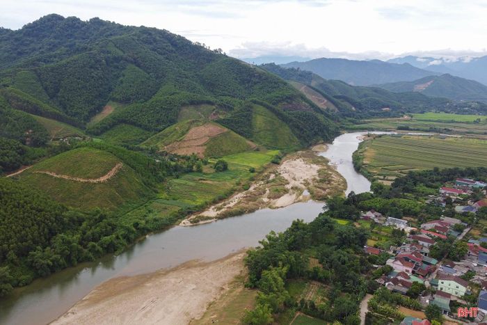 Qua nhiều năm chịu tác động của dòng chảy, lũ từ thượng nguồn cùng quá trình bồi tụ tự nhiên, lòng sông Ngàn Phố bị bồi lắng nghiêm trọng trên nhiều đoạn. Cát, sỏi và phù sa liên tục tích tụ, hình thành các bãi bồi, cồn cát và cù lao giữa sông.