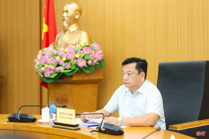 Phó Chủ tịch UBND tỉnh Hồ Huy Thành điều hành tại điểm cầu Hà Tĩnh.