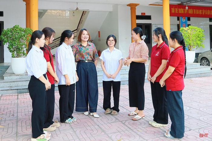 Giáo viên và học sinh Trường THPT Nghèn chia sẻ niềm vui cùng thành tích của em Lê Thị Hiền.