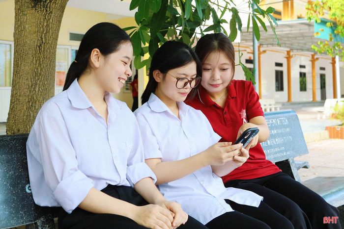 Hiền chia sẻ niềm vui với bạn bè ngay sau khi biết điểm thi.