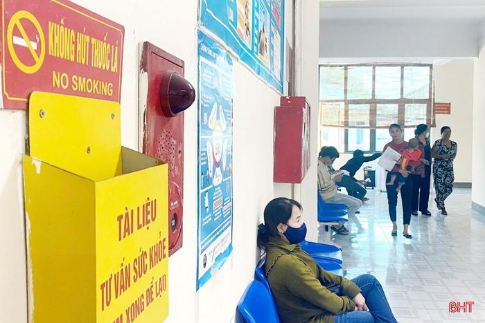 Các biển báo không hút thuốc lá được treo dọc hành lang của trung tâm.