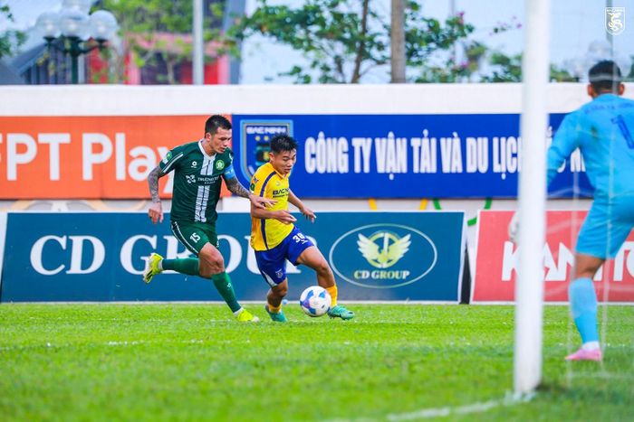  Nguyễn Trọng Sơn nổi bật với những pha đi bóng đầy tốc độ và kỹ thuật. Ảnh: CLB Bắc Ninh. 