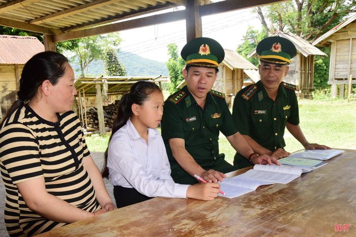 Khền Nọi là học sinh có hoàn cảnh khó khăn nhưng chăm ngoan, học giỏi nhất vùng.