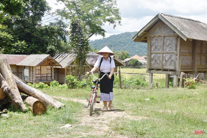 Đói nghèo, lạc hậu khiến con đường đến trường của Nàng Tùy luôn gập ghềnh, vất vả.