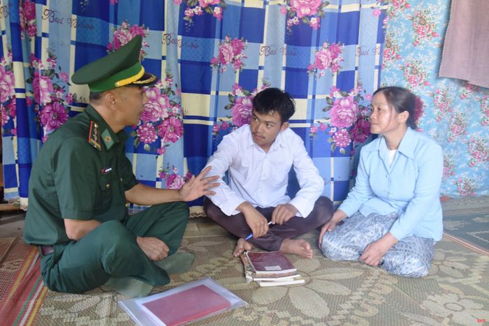 Quân y Trạm xá Quân dân y kết hợp bản Thoọng Pẹ (thuộc Đồn Biên phòng Cửa khẩu quốc tế Cầu Treo) đến nhà động viên, nhắc nhở em Buôn Tha Vi chăm ngoan, cố gắng học tập.