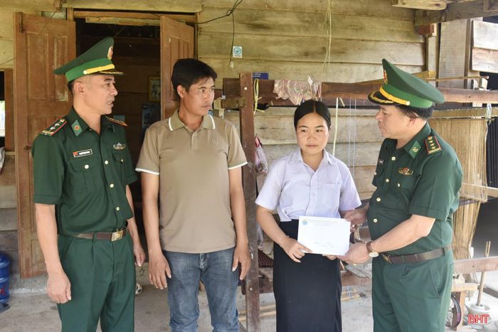 Những món quà ý nghĩa từ những người lính biên phòng ở bên kia biên giới sẽ là động lực, niềm tin để Nàng Tùy học hành tiến bộ, hướng tới tương lai tươi sáng.