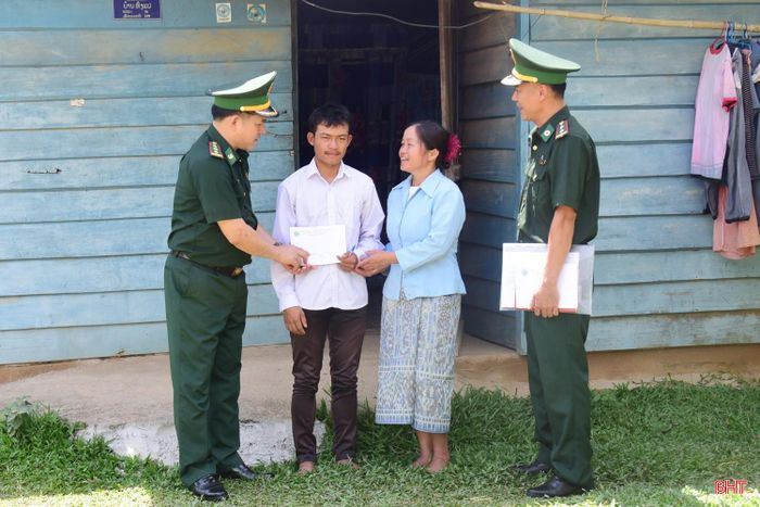 Em Buôn Tha Vi nhận tiền hỗ trợ hằng tháng để tiếp tục hành trình học tập.