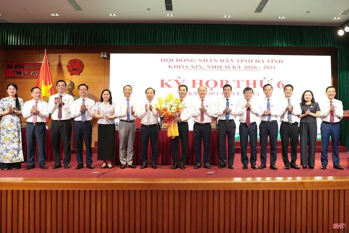 Lãnh đạo tỉnh cùng các đại biểu tặng hoa chúc mừng tân Phó Chủ tịch UBND tỉnh Nguyễn Trọng Hiếu.