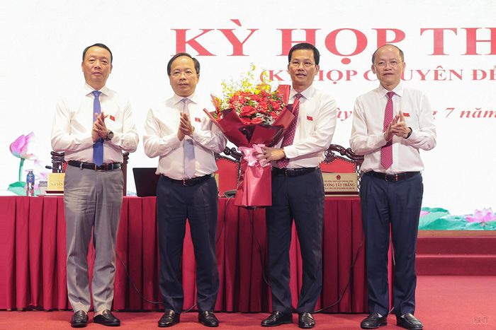 Các đồng chí Thường trực Tỉnh ủy tặng hoa chúc mừng tân Phó Chủ tịch UBND tỉnh Nguyễn Trọng Hiếu.