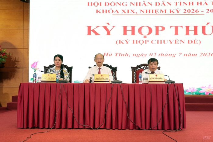 Các đồng chí chủ tọa kỳ họp.