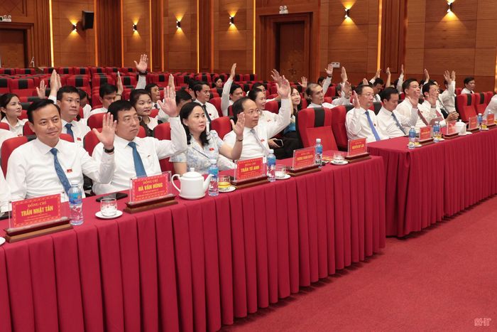 Đại biểu biểu quyết thông qua dự thảo Nghị quyết xác nhận kết quả bầu cử Phó Chủ tịch UBND tỉnh đối với đồng chí Nguyễn Trọng Hiếu.