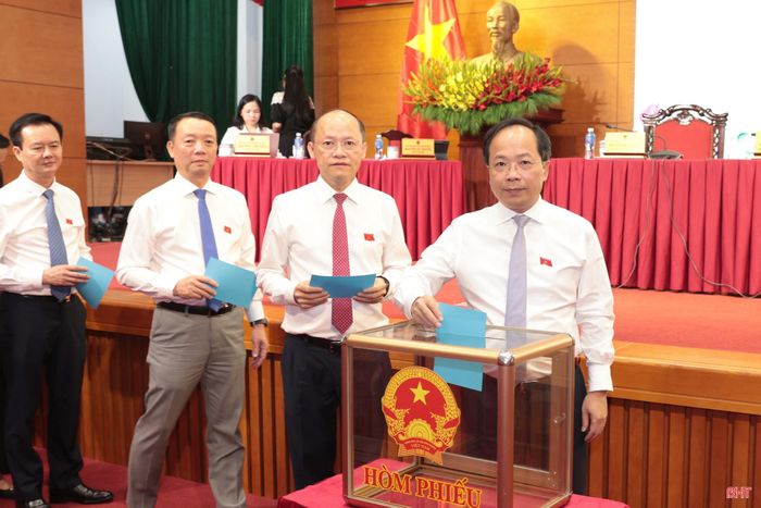 Đồng chí Nguyễn Duy Lâm - Ủy viên Trung ương Đảng, Bí thư Tỉnh ủy, Trưởng đoàn ĐBQH tỉnh và đại biểu bỏ phiếu bầu Phó Chủ tịch UBND tỉnh.