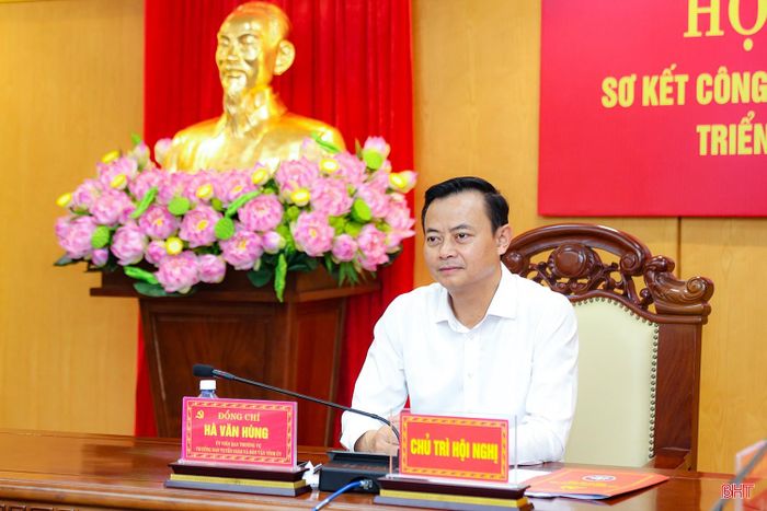 Đồng chí Hà Văn Hùng - Trưởng ban Tuyên giáo và Dân vận Tỉnh ủy chủ trì điểm cầu Hà Tĩnh.