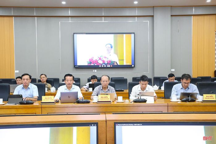 Lãnh đạo các sở, ngành cấp tỉnh tham dự hội nghị tại điểm cầu Hà Tĩnh.