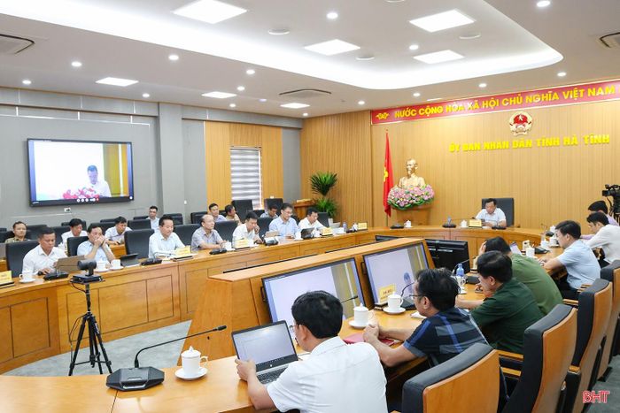 Đại biểu tại điểm cầu Hà Tĩnh theo dõi hội nghị.