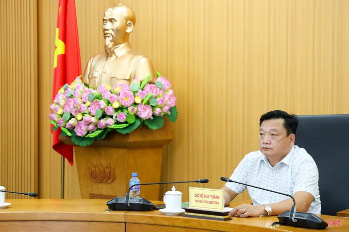 Phó Chủ tịch UBND tỉnh Hồ Huy Thành điều hành tại điểm cầu Hà Tĩnh.