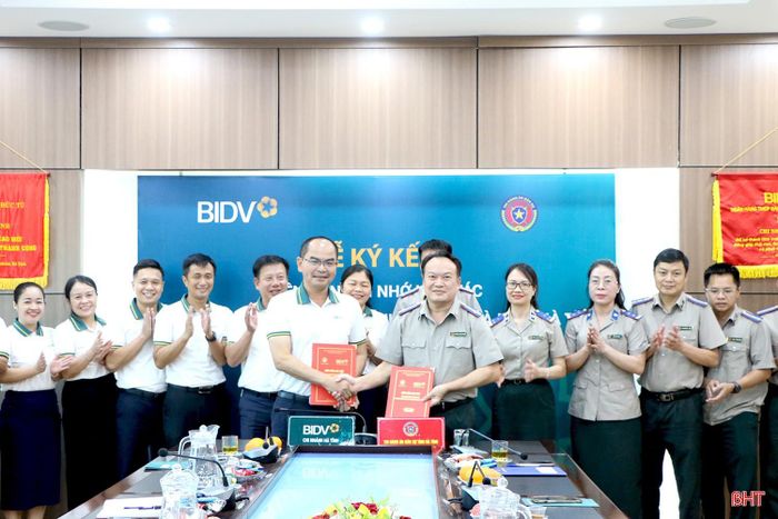 Ông Trương Công Hoàng - Trưởng Thi hành án dân sự tỉnh và ông Nguyễn Đình Thịnh - Giám đốc BIDV Chi nhánh Hà Tĩnh tiến hành ký kết biên bản ghi nhớ hợp tác giữa 2 đơn vị.