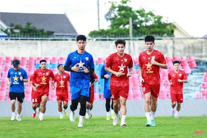 Trước thềm mùa giải 2026/2027 khởi tranh, đội bóng núi Hồng đã nói lời chia tay 11 cầu thủ. Mùa giải vừa qua, Hồng Lĩnh Hà Tĩnh cũng gặp không ít khó khăn, đặc biệt ở khả năng tổ chức tấn công và hiệu suất ghi bàn. Vì vậy, bên cạnh việc củng cố lực lượng nội binh, ban huấn luyện đội bóng đang tích cực tìm kiếm thêm những ngoại binh phù hợp, nhất là ở hàng công nhằm cải thiện khả năng tạo cơ hội và chuyển hóa bàn thắng.