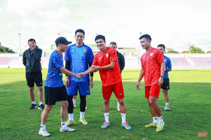 Tại buổi tập hôm nay, đội bóng chào đón các tân binh là thủ môn Trần Văn Tiến, hậu vệ Bùi Văn Đức, tiền vệ Ngô Văn Lương...