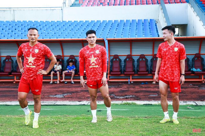 ...và hậu vệ Vương Văn Huy (ở giữa). Đây là những sự bổ sung được kỳ vọng giúp Hồng Lĩnh Hà Tĩnh tăng thêm chiều sâu đội hình, tạo sự cạnh tranh ở các vị trí.