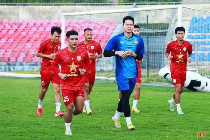 Theo kế hoạch, nhóm ngoại binh của đội sẽ trở lại hội quân vào ngày 7/7. Khi có đầy đủ lực lượng, Hồng Lĩnh Hà Tĩnh sẽ bước vào giai đoạn tập luyện chuyên sâu, hoàn thiện đội hình và chiến thuật.