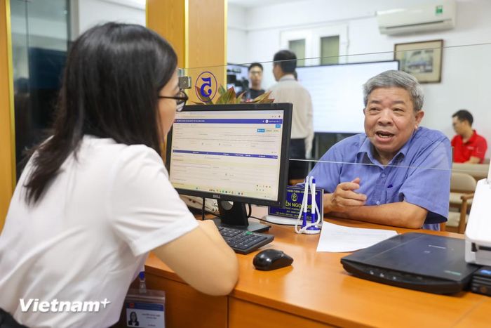 Sự tắc nghẽn về hạ tầng đang đẩy cán bộ cơ sở vào thế tiến thoái lưỡng nan, đôi lúc biến công nghệ từ một "chiếc đũa thần" trở thành một gánh nặng mới. (Ảnh: PV/Vietnam+)
