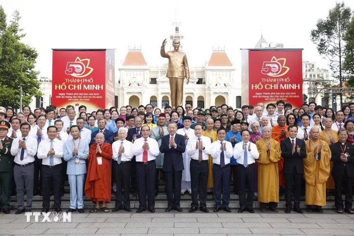 Tổng Bí thư, Chủ tịch nước Tô Lâm, các đồng chí lãnh đạo, nguyên lãnh đạo Đảng, Nhà nước tại công viên tượng đài Chủ tịch Hồ Chí Minh (đường Nguyễn Huệ, phường Sài Gòn). (Ảnh: Thống Nhất/TTXVN) 