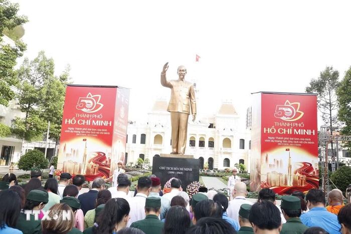 Tượng đài Chủ tịch Hồ Chí Minh trên đường Nguyễn Huệ, phường Sài Gòn. (Ảnh: Thống Nhất/TTXVN)
