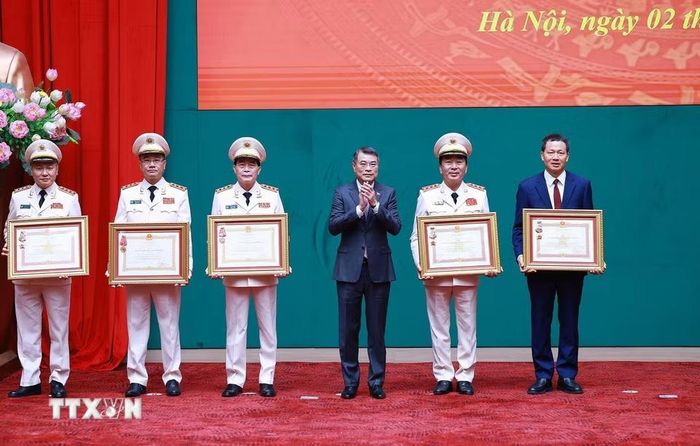 Thủ tướng Lê Minh Hưng trao Huân chương Quân công hạng Nhất và Huân chương Lao động hạng Ba cho các cá nhân có thành tích xuất sắc. (Ảnh: Dương Giang/TTXVN)