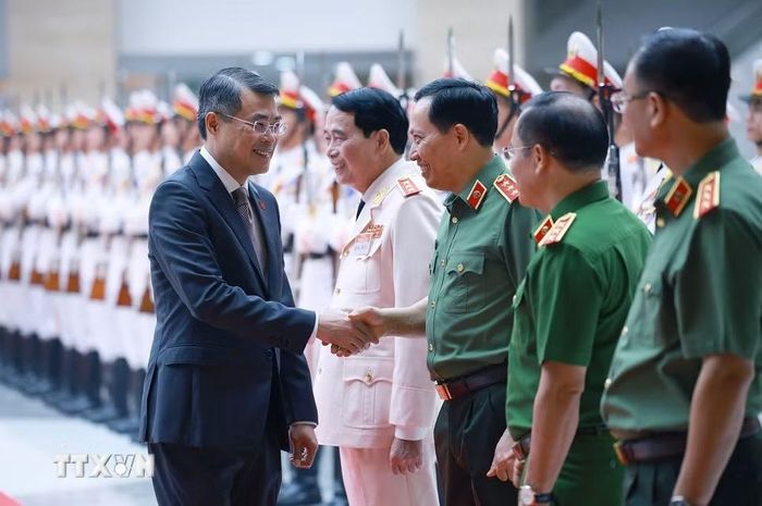 Thủ tướng Lê Minh Hưng với các lãnh đạo Bộ Công an dự Hội nghị sơ kết công tác công an 6 tháng đầu năm 2026. (Ảnh: Dương Giang/TTXVN)