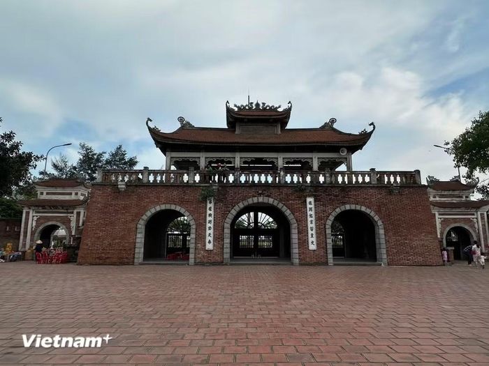 Cổng Tam Quan ở đền Trần Hưng Yên nổi bật với kiến trúc đồ sộ, bề thế. (Ảnh: PT/Vietnam+)